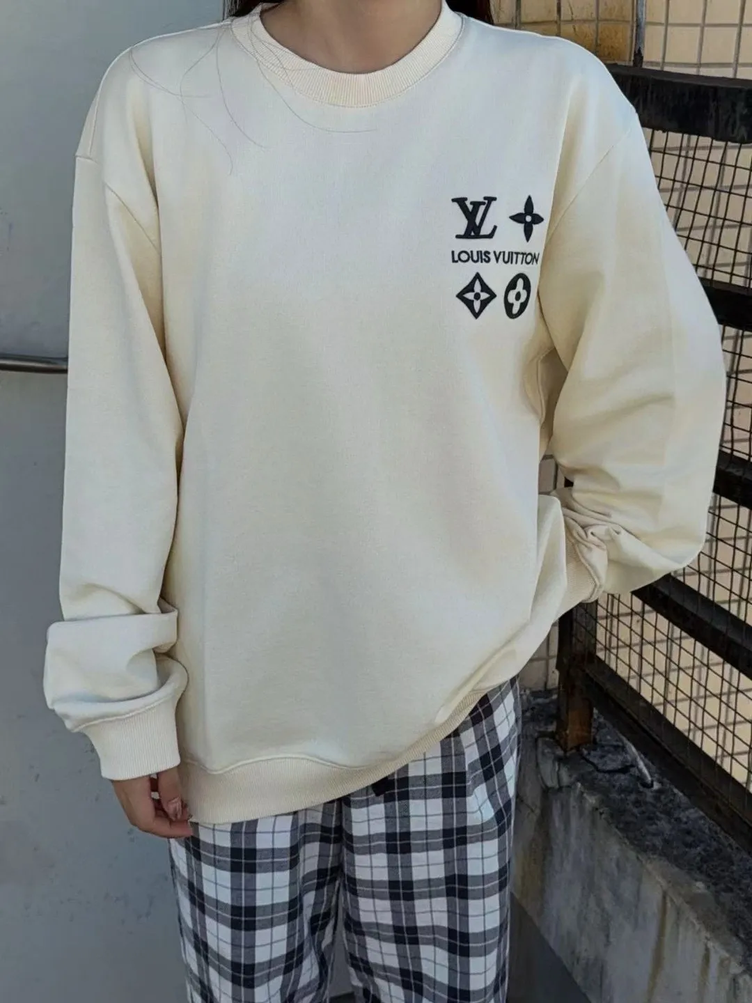 Louis Vuitton/Louis Vuitton 25Fw chest four-flower embroidery crew neck sweatshirt